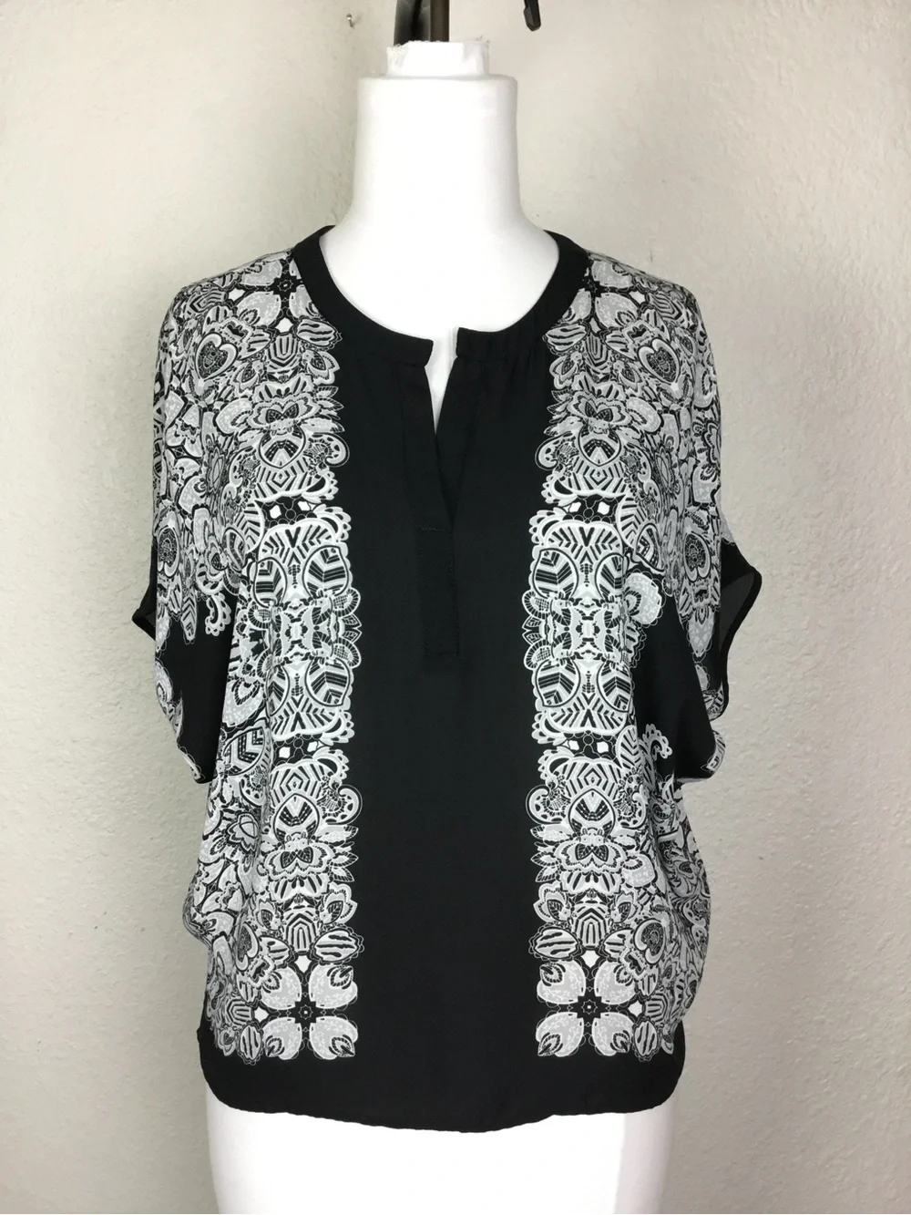 Black and White Lace-Print Short Sleeve Top - Picture 3 of 7